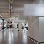 ArchitektInnen / KünstlerInnen: BWM Architekten<br>Projekt: Spurwechsel-Ausstellung im TMW<br>Aufnahmedatum: 10/06<br>Format: 6x9cm C-Neg<br>Lieferformat: C-Print, Scan 300 dpi<br>Bestell-Nummer: 061011-08<br>