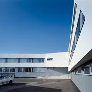 ArchitektInnen / KünstlerInnen: Roger Karré<br>Projekt: Bürogebäude Hinteregger<br>Aufnahmedatum: 10/06<br>Format: 6x9cm C-Dia<br>Lieferformat: Dia-Duplikat, Scan 300 dpi<br>Bestell-Nummer: 061010-13<br>