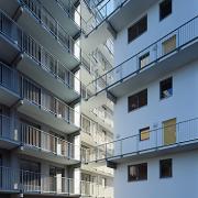 ArchitektInnen / KünstlerInnen: Georg W. Reinberg, Peter Thalbauer<br>Projekt: Wohnbau Thürnlhofstraße<br>Aufnahmedatum: 12/06<br>Format: 6x9cm C-Dia<br>Lieferformat: Dia-Duplikat, Scan 300 dpi<br>Bestell-Nummer: 061214-22<br>