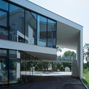 ArchitektInnen / KünstlerInnen: Pichler & Traupmann Architekten ZT GmbH<br>Projekt: Neue Mitte Hagenberg<br>Aufnahmedatum: 08/07<br>Format: 6x9cm C-Dia<br>Lieferformat: Dia-Duplikat, Scan 300 dpi<br>Bestell-Nummer: 070802-15<br>