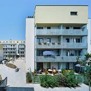 ArchitektInnen / KünstlerInnen: Treberspurg & Partner Architekten ZT GmbH<br>Projekt: Wohnhausanlage Roschégasse/Pantucekgasse<br>Aufnahmedatum: 07/07<br>Format: 6x9cm C-Dia<br>Lieferformat: Dia-Duplikat, Scan 300 dpi<br>Bestell-Nummer: 070726-03<br>