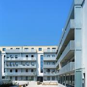 ArchitektInnen / KünstlerInnen: Treberspurg & Partner Architekten ZT GmbH<br>Projekt: Wohnhausanlage Roschégasse/Pantucekgasse<br>Aufnahmedatum: 07/07<br>Format: 6x9cm C-Dia<br>Lieferformat: Dia-Duplikat, Scan 300 dpi<br>Bestell-Nummer: 070726-05<br>