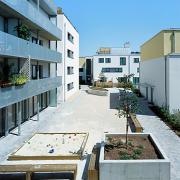 ArchitektInnen / KünstlerInnen: Treberspurg & Partner Architekten ZT GmbH<br>Projekt: Wohnhausanlage Roschégasse/Pantucekgasse<br>Aufnahmedatum: 07/07<br>Format: 6x9cm C-Dia<br>Lieferformat: Dia-Duplikat, Scan 300 dpi<br>Bestell-Nummer: 070726-07<br>