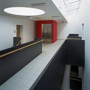 ArchitektInnen / KünstlerInnen: Johannes Zieser<br>Projekt: WHA Blindenmarkt<br>Aufnahmedatum: 10/07<br>Format: 6x9cm C-Dia<br>Lieferformat: Dia-Duplikat, Scan 300 dpi<br>Bestell-Nummer: 071008-18<br>