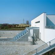 ArchitektInnen / KünstlerInnen: Otto Häuselmayer<br>Projekt: Pumpstation Kledering<br>Aufnahmedatum: 04/08<br>Format: 6x9cm C-Dia<br>Lieferformat: Dia-Duplikat, Scan 300 dpi<br>Bestell-Nummer: 080401-04<br>