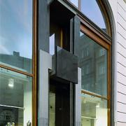 ArchitektInnen / KünstlerInnen: Walter Stelzhammer<br>Projekt: Wohn-und Geschäftshaus Lugeck<br>Aufnahmedatum: 04/93<br>Format: 6x9cm C-Dia<br>Lieferformat: Dia-Duplikat, Scan 300 dpi<br>Bestell-Nummer: 939500-03<br>