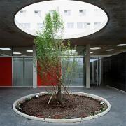ArchitektInnen / KünstlerInnen: Walter Stelzhammer<br>Projekt: Seelsorgezentrum St.Katharina von Siena<br>Aufnahmedatum: 06/97<br>Format: 6x7cm C-Dia<br>Lieferformat: Dia-Duplikat, Scan 300 dpi<br>Bestell-Nummer: 970618-33<br>