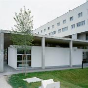 ArchitektInnen / KünstlerInnen: Walter Stelzhammer<br>Projekt: Seelsorgezentrum St.Katharina von Siena<br>Aufnahmedatum: 06/97<br>Format: 6x7cm C-Dia<br>Lieferformat: Dia-Duplikat, Scan 300 dpi<br>Bestell-Nummer: 970618-36<br>