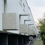ArchitektInnen / KünstlerInnen: Walter Stelzhammer<br>Projekt: Wohnarche Atzgersdorf<br>Aufnahmedatum: 04/99<br>Format: 6x9cm C-Dia<br>Lieferformat: Dia-Duplikat, Scan 300 dpi<br>Bestell-Nummer: 990429-17<br>