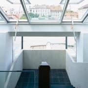 ArchitektInnen / KünstlerInnen: Walter Stelzhammer<br>Projekt: Kallco Schlossgasse<br>Aufnahmedatum: 08/00<br>Format: 6x9cm C-Dia<br>Lieferformat: Dia-Duplikat, Scan 300 dpi<br>Bestell-Nummer: 000803-13<br>