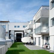 ArchitektInnen / KünstlerInnen: Walter Stelzhammer<br>Projekt: Wohnhausanlage Wulzendorf<br>Aufnahmedatum: 06/97<br>Format: 6x9cm C-Dia<br>Lieferformat: Dia-Duplikat, Scan 300 dpi<br>Bestell-Nummer: 970618-05<br>