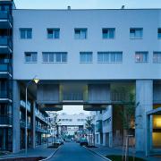ArchitektInnen / KünstlerInnen: Walter Stelzhammer<br>Projekt: Wohnhausanlage Wulzendorf<br>Aufnahmedatum: 06/97<br>Format: 6x9cm C-Dia<br>Lieferformat: Dia-Duplikat, Scan 300 dpi<br>Bestell-Nummer: 970618-21<br>