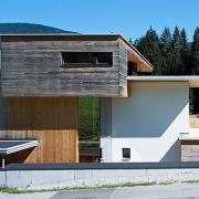 ArchitektInnen / KünstlerInnen: grundstein<br>Projekt: Haus Sch.<br>Aufnahmedatum: 08/08<br>Format: 6x9cm C-Dia<br>Lieferformat: Dia-Duplikat, Scan 300 dpi<br>Bestell-Nummer: 080819-11<br>