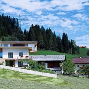 ArchitektInnen / KünstlerInnen: grundstein<br>Projekt: Haus Sch.<br>Aufnahmedatum: 08/08<br>Format: 6x9cm C-Dia<br>Lieferformat: Dia-Duplikat, Scan 300 dpi<br>Bestell-Nummer: 080819-09<br>