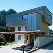 ArchitektInnen / KünstlerInnen: grundstein<br>Projekt: Haus Sch.<br>Aufnahmedatum: 08/08<br>Format: 6x9cm C-Dia<br>Lieferformat: Dia-Duplikat, Scan 300 dpi<br>Bestell-Nummer: 080819-02<br>