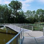 ArchitektInnen / KünstlerInnen: Bulant & Wailzer Architekturstudio<br>Projekt: Seerosenbrücke<br>Aufnahmedatum: 08/08<br>Format: 6x9cm C-Dia<br>Lieferformat: Dia-Duplikat, Scan 300 dpi<br>Bestell-Nummer: 080822-02<br>