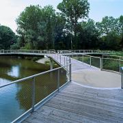 ArchitektInnen / KünstlerInnen: Bulant & Wailzer Architekturstudio<br>Projekt: Seerosenbrücke<br>Aufnahmedatum: 08/08<br>Format: 6x9cm C-Dia<br>Lieferformat: Dia-Duplikat, Scan 300 dpi<br>Bestell-Nummer: 080822-03<br>