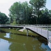 ArchitektInnen / KünstlerInnen: Bulant & Wailzer Architekturstudio<br>Projekt: Seerosenbrücke<br>Aufnahmedatum: 08/08<br>Format: 6x9cm C-Dia<br>Lieferformat: Dia-Duplikat, Scan 300 dpi<br>Bestell-Nummer: 080822-04<br>
