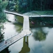 ArchitektInnen / KünstlerInnen: Bulant & Wailzer Architekturstudio<br>Projekt: Seerosenbrücke<br>Aufnahmedatum: 08/08<br>Format: 6x9cm C-Dia<br>Lieferformat: Dia-Duplikat, Scan 300 dpi<br>Bestell-Nummer: 080822-20<br>