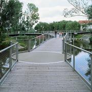 ArchitektInnen / KünstlerInnen: Bulant & Wailzer Architekturstudio<br>Projekt: Seerosenbrücke<br>Aufnahmedatum: 08/08<br>Format: 6x9cm C-Dia<br>Lieferformat: Dia-Duplikat, Scan 300 dpi<br>Bestell-Nummer: 080822-07<br>