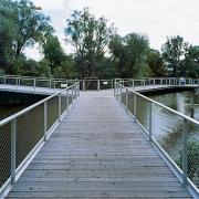 ArchitektInnen / KünstlerInnen: Bulant & Wailzer Architekturstudio<br>Projekt: Seerosenbrücke<br>Aufnahmedatum: 08/08<br>Format: 6x9cm C-Dia<br>Lieferformat: Dia-Duplikat, Scan 300 dpi<br>Bestell-Nummer: 080822-05<br>
