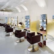 ArchitektInnen / KünstlerInnen: Heinz Lutter, Gerhard Leixl<br>Projekt: Frisuren- & Schönheitswerkstatt Reichard<br>Aufnahmedatum: 03/08<br>Format: 6x9cm C-Neg<br>Lieferformat: C-Print, Scan 300 dpi<br>Bestell-Nummer: 080317-08<br>