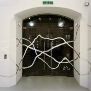 ArchitektInnen / KünstlerInnen: Heinz Lutter, Gerhard Leixl<br>Projekt: Frisuren- & Schönheitswerkstatt Reichard<br>Aufnahmedatum: 03/08<br>Format: 6x9cm C-Neg<br>Lieferformat: C-Print, Scan 300 dpi<br>Bestell-Nummer: 080317-19<br>