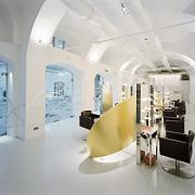 ArchitektInnen / KünstlerInnen: Heinz Lutter, Gerhard Leixl<br>Projekt: Frisuren- & Schönheitswerkstatt Reichard<br>Aufnahmedatum: 03/08<br>Format: 6x9cm C-Neg<br>Lieferformat: C-Print, Scan 300 dpi<br>Bestell-Nummer: 080317-11<br>