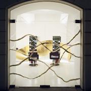 ArchitektInnen / KünstlerInnen: Heinz Lutter, Gerhard Leixl<br>Projekt: Frisuren- & Schönheitswerkstatt Reichard<br>Aufnahmedatum: 03/08<br>Format: 6x9cm C-Neg<br>Lieferformat: C-Print, Scan 300 dpi<br>Bestell-Nummer: 080317-01<br>