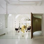 ArchitektInnen / KünstlerInnen: Heinz Lutter, Gerhard Leixl<br>Projekt: Frisuren- & Schönheitswerkstatt Reichard<br>Aufnahmedatum: 03/08<br>Format: 6x9cm C-Neg<br>Lieferformat: C-Print, Scan 300 dpi<br>Bestell-Nummer: 080317-15<br>