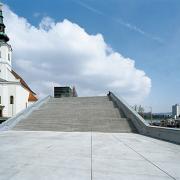 ArchitektInnen / KünstlerInnen: TREUSCH architecture<br>Projekt: Ars Electronica Center<br>Aufnahmedatum: 03/09<br>Format: 6x9cm C-Dia<br>Lieferformat: Dia-Duplikat, Scan 300 dpi<br>Bestell-Nummer: 090331-24<br>