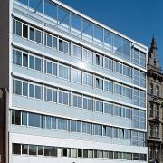 ArchitektInnen / KünstlerInnen: kaufmann.wanas architekten<br>Projekt: Rettung und Amtshaus Mariahilfer Gürtel<br>Aufnahmedatum: 04/09<br>Format: 6x9cm C-Dia<br>Lieferformat: Dia-Duplikat, Scan 300 dpi<br>Bestell-Nummer: 090415-03<br>
