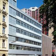ArchitektInnen / KünstlerInnen: kaufmann.wanas architekten<br>Projekt: Rettung und Amtshaus Mariahilfer Gürtel<br>Aufnahmedatum: 04/09<br>Format: 6x9cm C-Dia<br>Lieferformat: Dia-Duplikat, Scan 300 dpi<br>Bestell-Nummer: 090415-09<br>