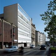 ArchitektInnen / KünstlerInnen: kaufmann.wanas architekten<br>Projekt: Rettung und Amtshaus Mariahilfer Gürtel<br>Aufnahmedatum: 04/09<br>Format: 6x9cm C-Dia<br>Lieferformat: Dia-Duplikat, Scan 300 dpi<br>Bestell-Nummer: 090415-05<br>