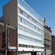 ArchitektInnen / KünstlerInnen: kaufmann.wanas architekten<br>Projekt: Rettung und Amtshaus Mariahilfer Gürtel<br>Aufnahmedatum: 04/09<br>Format: 6x9cm C-Dia<br>Lieferformat: Dia-Duplikat, Scan 300 dpi<br>Bestell-Nummer: 090415-04<br>