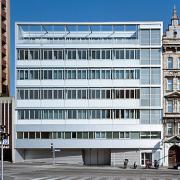 ArchitektInnen / KünstlerInnen: kaufmann.wanas architekten<br>Projekt: Rettung und Amtshaus Mariahilfer Gürtel<br>Aufnahmedatum: 04/09<br>Format: 6x9cm C-Dia<br>Lieferformat: Dia-Duplikat, Scan 300 dpi<br>Bestell-Nummer: 090415-02<br>