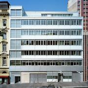 ArchitektInnen / KünstlerInnen: kaufmann.wanas architekten<br>Projekt: Rettung und Amtshaus Mariahilfer Gürtel<br>Aufnahmedatum: 04/09<br>Format: 6x9cm C-Dia<br>Lieferformat: Dia-Duplikat, Scan 300 dpi<br>Bestell-Nummer: 090415-07<br>