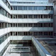 ArchitektInnen / KünstlerInnen: kaufmann.wanas architekten<br>Projekt: Rettung und Amtshaus Mariahilfer Gürtel<br>Aufnahmedatum: 04/09<br>Format: 6x9cm C-Dia<br>Lieferformat: Dia-Duplikat, Scan 300 dpi<br>Bestell-Nummer: 090415-14<br>