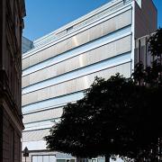 ArchitektInnen / KünstlerInnen: kaufmann.wanas architekten<br>Projekt: Rettung und Amtshaus Mariahilfer Gürtel<br>Aufnahmedatum: 04/09<br>Format: 6x9cm C-Dia<br>Lieferformat: Dia-Duplikat, Scan 300 dpi<br>Bestell-Nummer: 090415-12<br>