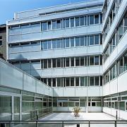 ArchitektInnen / KünstlerInnen: kaufmann.wanas architekten<br>Projekt: Rettung und Amtshaus Mariahilfer Gürtel<br>Aufnahmedatum: 04/09<br>Format: 6x9cm C-Dia<br>Lieferformat: Dia-Duplikat, Scan 300 dpi<br>Bestell-Nummer: 090415-16<br>