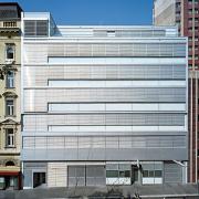 ArchitektInnen / KünstlerInnen: kaufmann.wanas architekten<br>Projekt: Rettung und Amtshaus Mariahilfer Gürtel<br>Aufnahmedatum: 04/09<br>Format: 6x9cm C-Dia<br>Lieferformat: Dia-Duplikat, Scan 300 dpi<br>Bestell-Nummer: 090415-06<br>