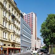 ArchitektInnen / KünstlerInnen: kaufmann.wanas architekten<br>Projekt: Rettung und Amtshaus Mariahilfer Gürtel<br>Aufnahmedatum: 04/09<br>Format: 6x9cm C-Dia<br>Lieferformat: Dia-Duplikat, Scan 300 dpi<br>Bestell-Nummer: 090415-10<br>