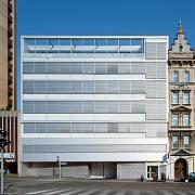 ArchitektInnen / KünstlerInnen: kaufmann.wanas architekten<br>Projekt: Rettung und Amtshaus Mariahilfer Gürtel<br>Aufnahmedatum: 04/09<br>Format: 6x9cm C-Dia<br>Lieferformat: Dia-Duplikat, Scan 300 dpi<br>Bestell-Nummer: 090415-01<br>