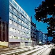 ArchitektInnen / KünstlerInnen: kaufmann.wanas architekten<br>Projekt: Rettung und Amtshaus Mariahilfer Gürtel<br>Aufnahmedatum: 04/09<br>Format: 6x9cm C-Dia<br>Lieferformat: Dia-Duplikat, Scan 300 dpi<br>Bestell-Nummer: 090415-23<br>