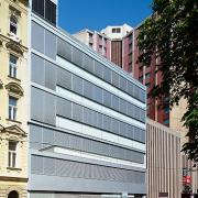 ArchitektInnen / KünstlerInnen: kaufmann.wanas architekten<br>Projekt: Rettung und Amtshaus Mariahilfer Gürtel<br>Aufnahmedatum: 04/09<br>Format: 6x9cm C-Dia<br>Lieferformat: Dia-Duplikat, Scan 300 dpi<br>Bestell-Nummer: 090415-08<br>