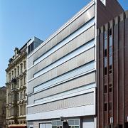 ArchitektInnen / KünstlerInnen: kaufmann.wanas architekten<br>Projekt: Rettung und Amtshaus Mariahilfer Gürtel<br>Aufnahmedatum: 04/09<br>Format: 6x9cm C-Dia<br>Lieferformat: Dia-Duplikat, Scan 300 dpi<br>Bestell-Nummer: 090415-11<br>
