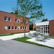 ArchitektInnen / KünstlerInnen: HÜBNER ARCHITEKTEN<br>Projekt: iSi Strebersdorf<br>Aufnahmedatum: 07/09<br>Format: 6x9cm C-Dia<br>Lieferformat: Dia-Duplikat, Scan 300 dpi<br>Bestell-Nummer: 090702-11<br>