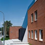 ArchitektInnen / KünstlerInnen: HÜBNER ARCHITEKTEN<br>Projekt: iSi Strebersdorf<br>Aufnahmedatum: 07/09<br>Format: 6x9cm C-Dia<br>Lieferformat: Dia-Duplikat, Scan 300 dpi<br>Bestell-Nummer: 090702-10<br>