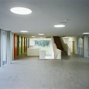 ArchitektInnen / KünstlerInnen: Daniela Ertl, Adrian Tscherteu<br>Projekt: Polytechnische Schule<br>Aufnahmedatum: 09/09<br>Format: 6x9cm C-Dia<br>Lieferformat: Dia-Duplikat, Scan 300 dpi<br>Bestell-Nummer: 090909-10<br>