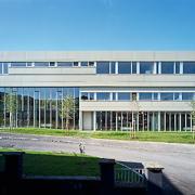 ArchitektInnen / KünstlerInnen: Daniela Ertl, Adrian Tscherteu<br>Projekt: Polytechnische Schule<br>Aufnahmedatum: 09/09<br>Format: 6x9cm C-Dia<br>Lieferformat: Dia-Duplikat, Scan 300 dpi<br>Bestell-Nummer: 090909-03<br>